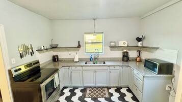 Mikrowelle, Ofen, Herdplatte, Geschirrspüler