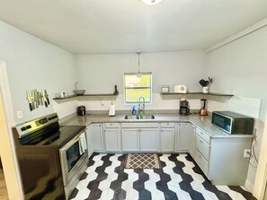 Microwave, oven, stovetop, dishwasher - 🏡Cozy Cottage Home located in the heart of Gonzales ! (Gonzales)