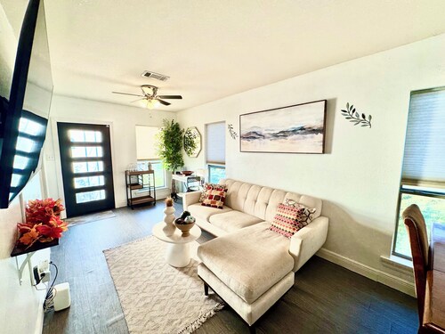 🏡Cozy Cottage Home located in the heart of Gonzales !