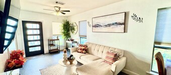 🏡Cozy Cottage Home located in the heart of Gonzales !