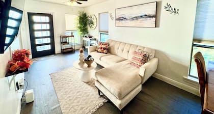 đĄCozy Cottage Home located in the heart of Gonzales !