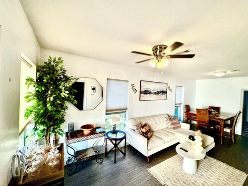 🏡Cozy Cottage Home located in the heart of Gonzales !