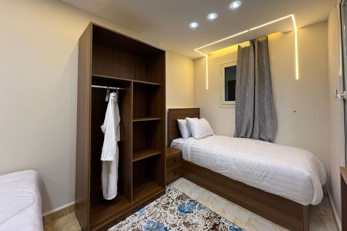 Hypo-allergenic bedding, minibar, individually decorated