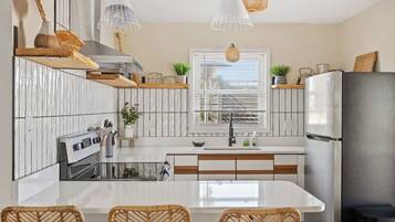 Jääkaappi, mikroaaltouuni, uuni, liesi