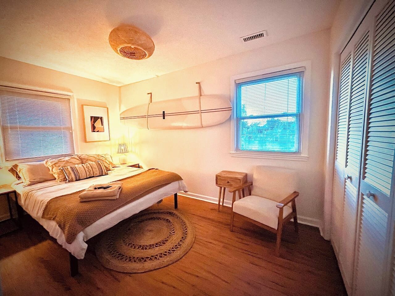 5 bedrooms, iron/ironing board, WiFi, bed sheets