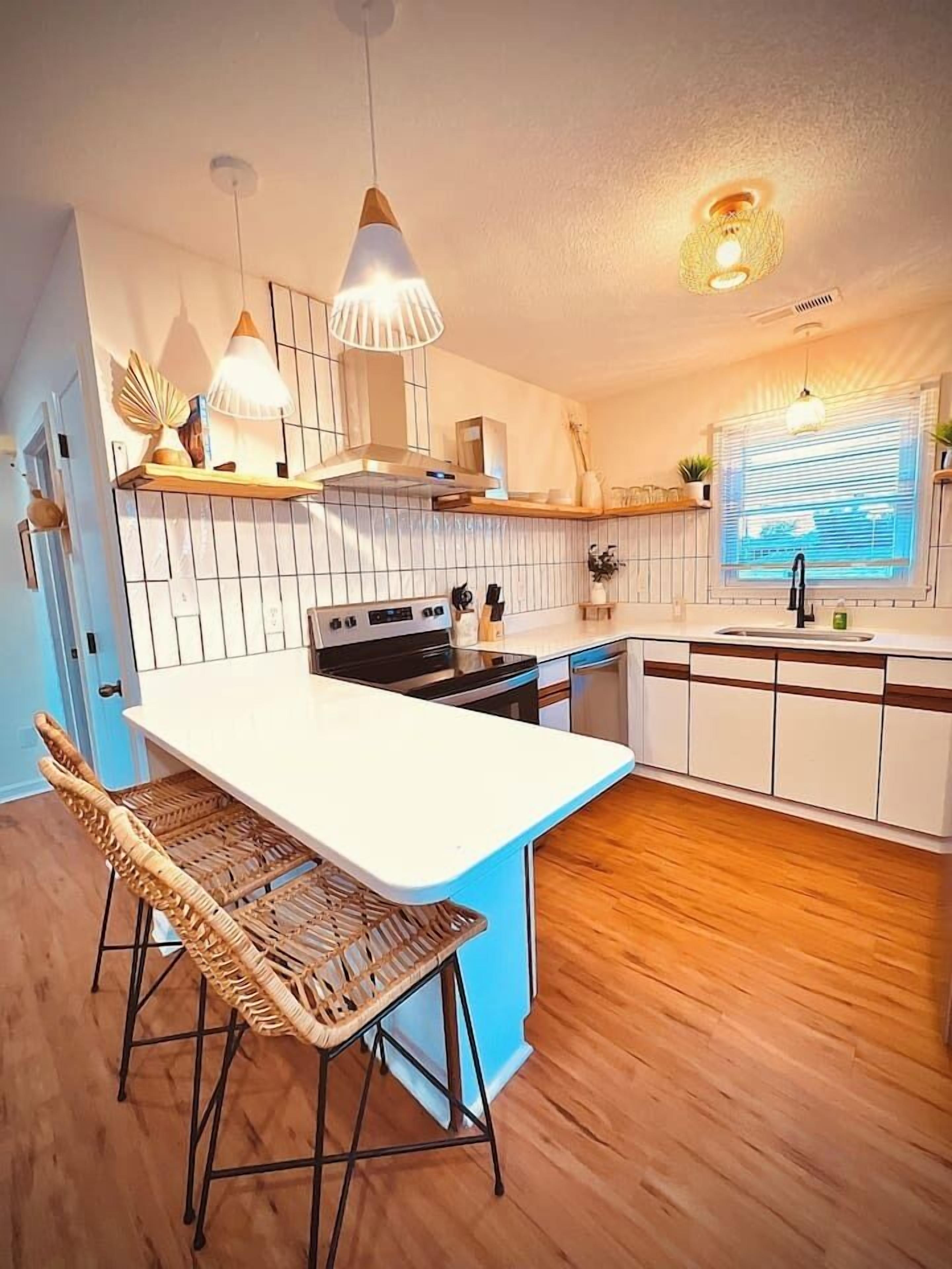 Een koelkast, een koffiezetapparaat/waterkoker