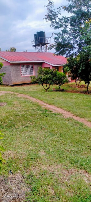 Property grounds - Charming campground and Nature Trail in Mwea with stunning views (Embu)