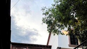 A building with a stone facade, a wooden balcony, and a wrought iron railing. - Posada Conchita  (Tlalpujahua)