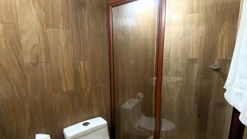 Ducha, toallas, jabón, shampoo