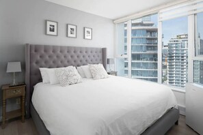 3 habitaciones, escritorio, tabla de planchar con plancha y wifi gratis