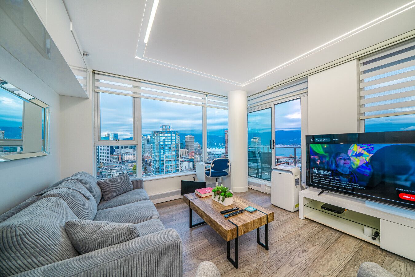 TV connectée, espaces bureaux, écrans d'ordinateur