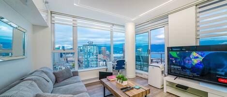 TV connectée, espaces bureaux, écrans d'ordinateur