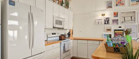 Coffee/tea maker, fridge, microwave, oven