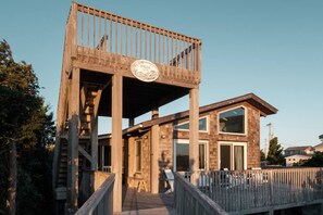 A wooden structure with a sign reading 'HYGGE 50m'.