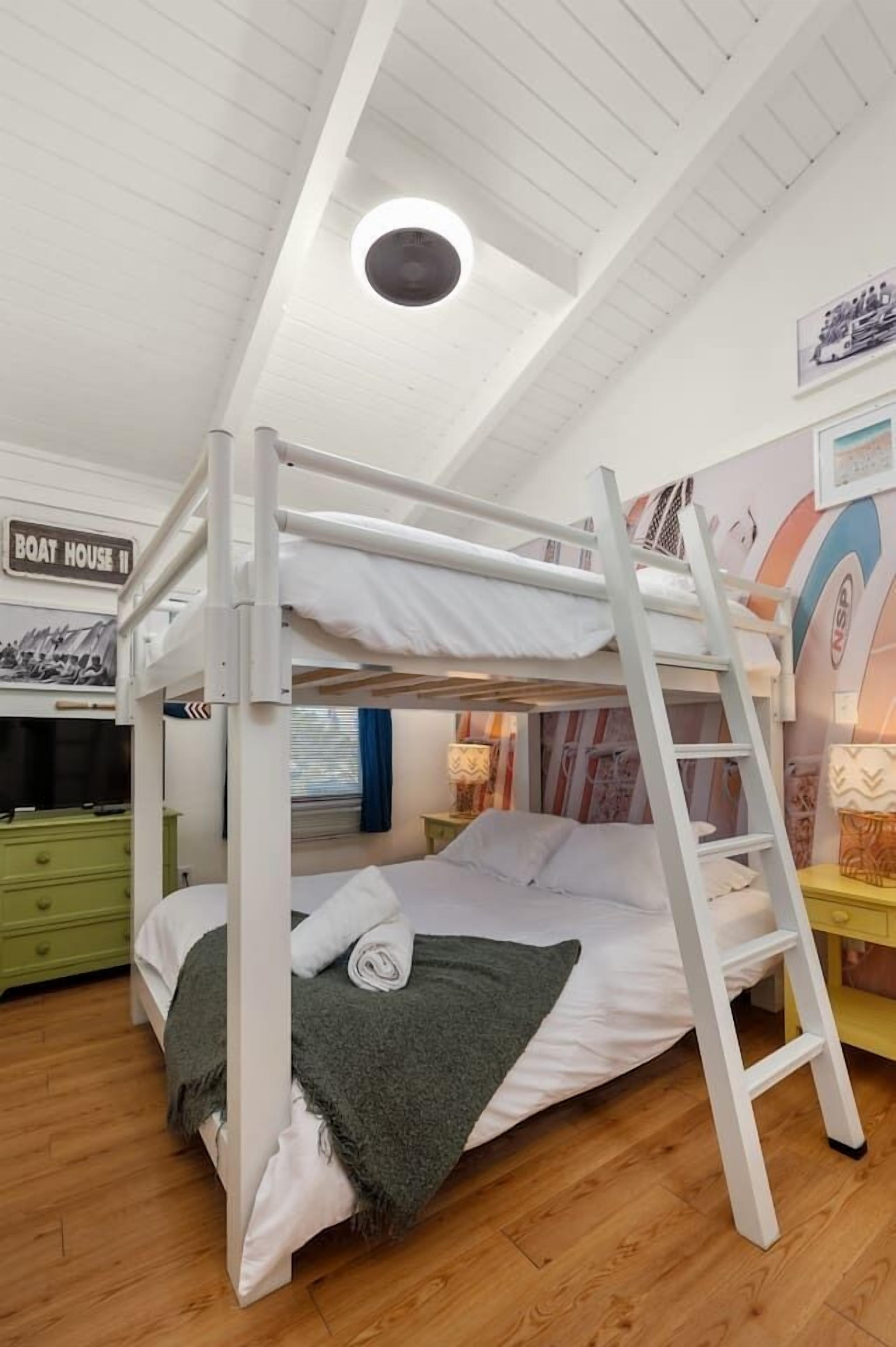 4 bedrooms, desk, travel cot, free WiFi