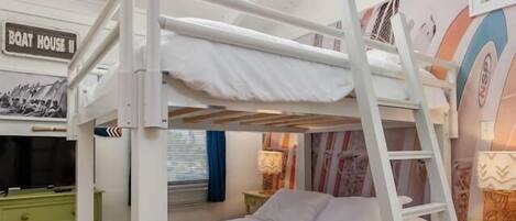 4 bedrooms, desk, travel cot, free WiFi