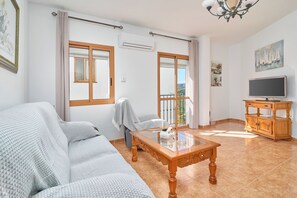 TV - Apartment 'Platero' with Shared Pool and Wi-Fi (Frigiliana)