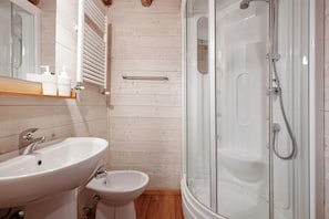 Een douche, een haardroger, handdoeken