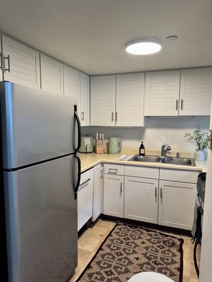 Kjøleskap, mikrobølgeovn, ovn og kokeplater