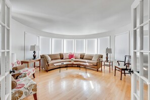 Smart-TV, Kamin, Tischfußball, Tischtennisplatte