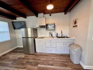 Frigorífic, microones, placa de cuina i cafetera i tetera 