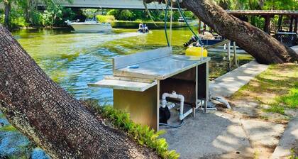 Cottage 31: Hibiscus Hut - Waterfront Lodging in Downtown Tavares, FL