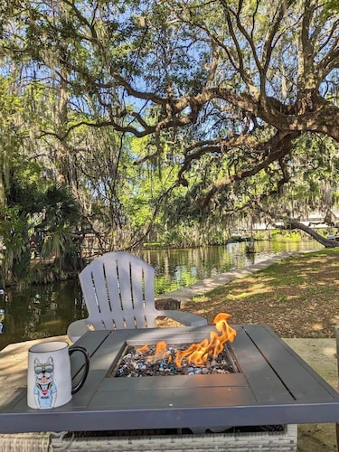 Cottage 31: Hibiscus Hut - Waterfront Lodging in Downtown Tavares, FL