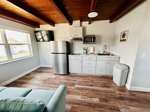 Kylskåp, mikrovågsugn, spishäll och kaffe- och tebryggare