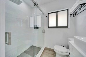 Sèche-cheveux, serviettes fournies, savon, shampoing