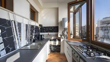 Kühlschrank, Mikrowelle, Ofen, Herdplatte