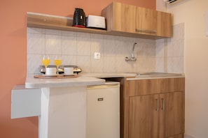 Kylskåp, spishäll, vattenkokare och brödrost