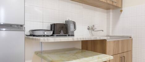 Fridge, stovetop, electric kettle, toaster