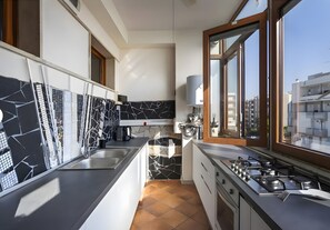 Kühlschrank, Mikrowelle, Ofen, Herdplatte