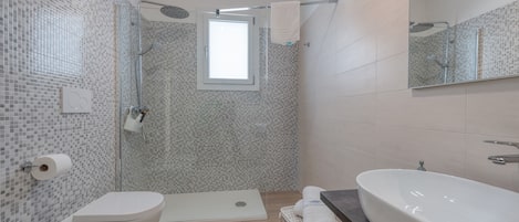 Dusche, Haartrockner, Handtücher