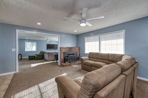 Smart TV, fireplace - Charming 3-bedroom farmhouse in Auberry with WiFi and panoramic views. (Auberry)