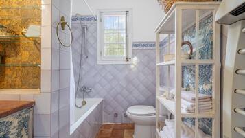Een douche, een haardroger, handdoeken