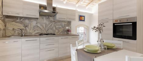 Fridge, oven, stovetop, cookware/dishes/utensils