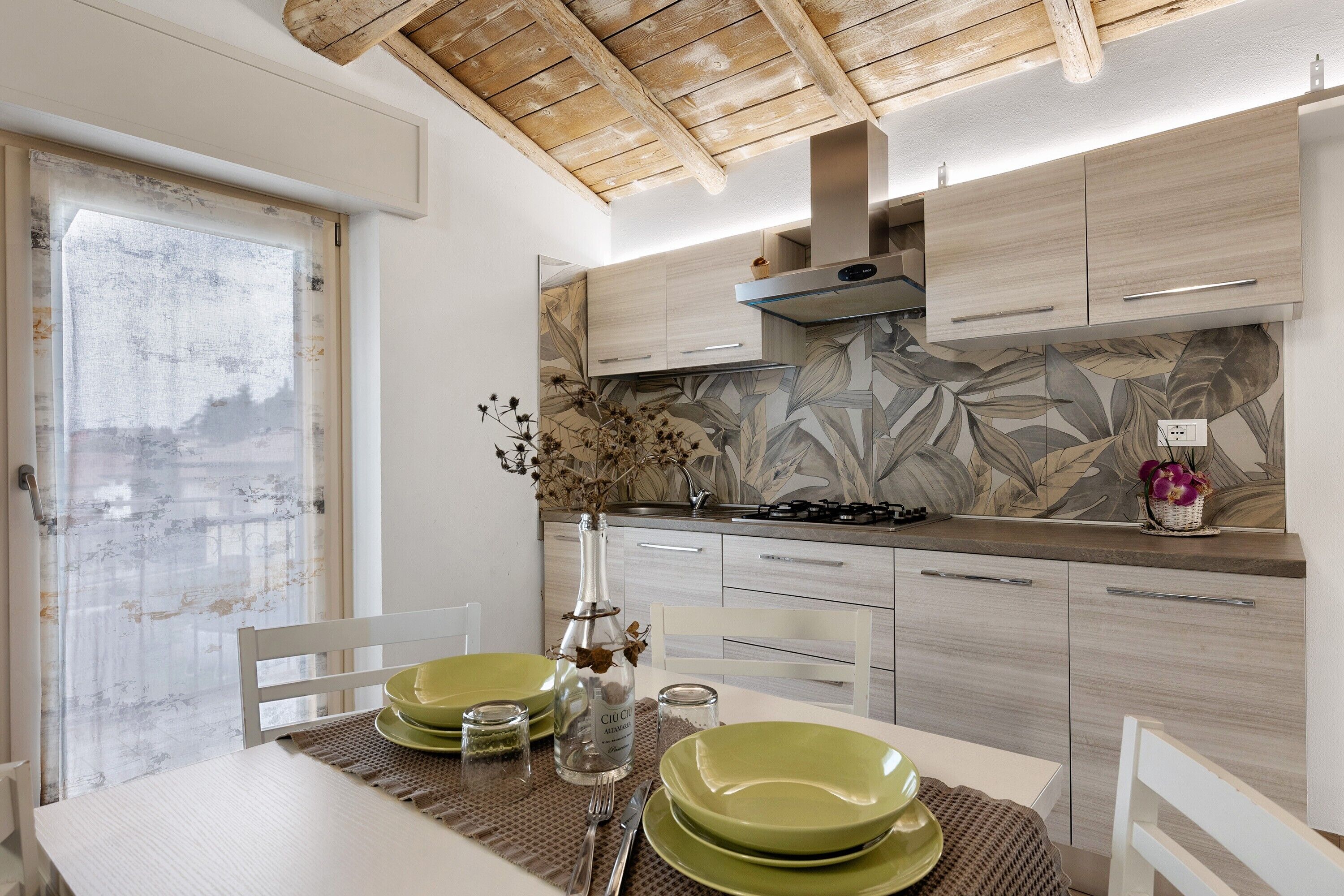 Fridge, oven, stovetop, cookware/dishes/utensils