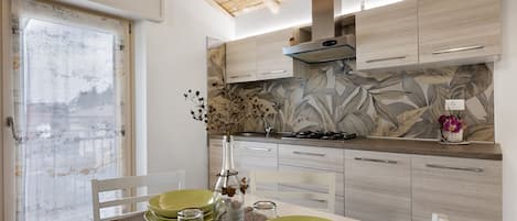 Kühlschrank, Ofen, Herdplatte, Kochgeschirr/Geschirr/Besteck