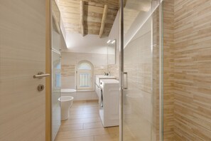 シャワー、ヘアドライヤー、タオル