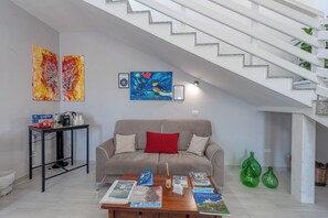 Interior - Room 'Donna Riccia' with Shared Terrace, Wi-Fi and Air Conditioning (Squinzano)