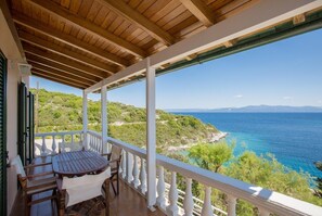 Outdoor dining - Studio 'Dolphin Villa 3' with Sea View, Wi-Fi and Air Conditioning (Paxos)