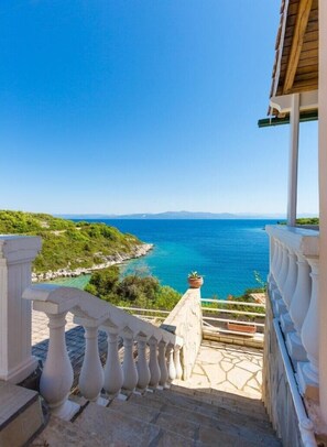Property grounds - Studio 'Dolphin Villa 3' with Sea View, Wi-Fi and Air Conditioning (Paxos)