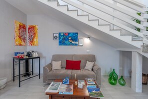 Interior - Room 'Lazzarella' with Shared Terrace, Wi-Fi and Air Conditioning (Squinzano)