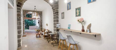 المنشأة من الداخل