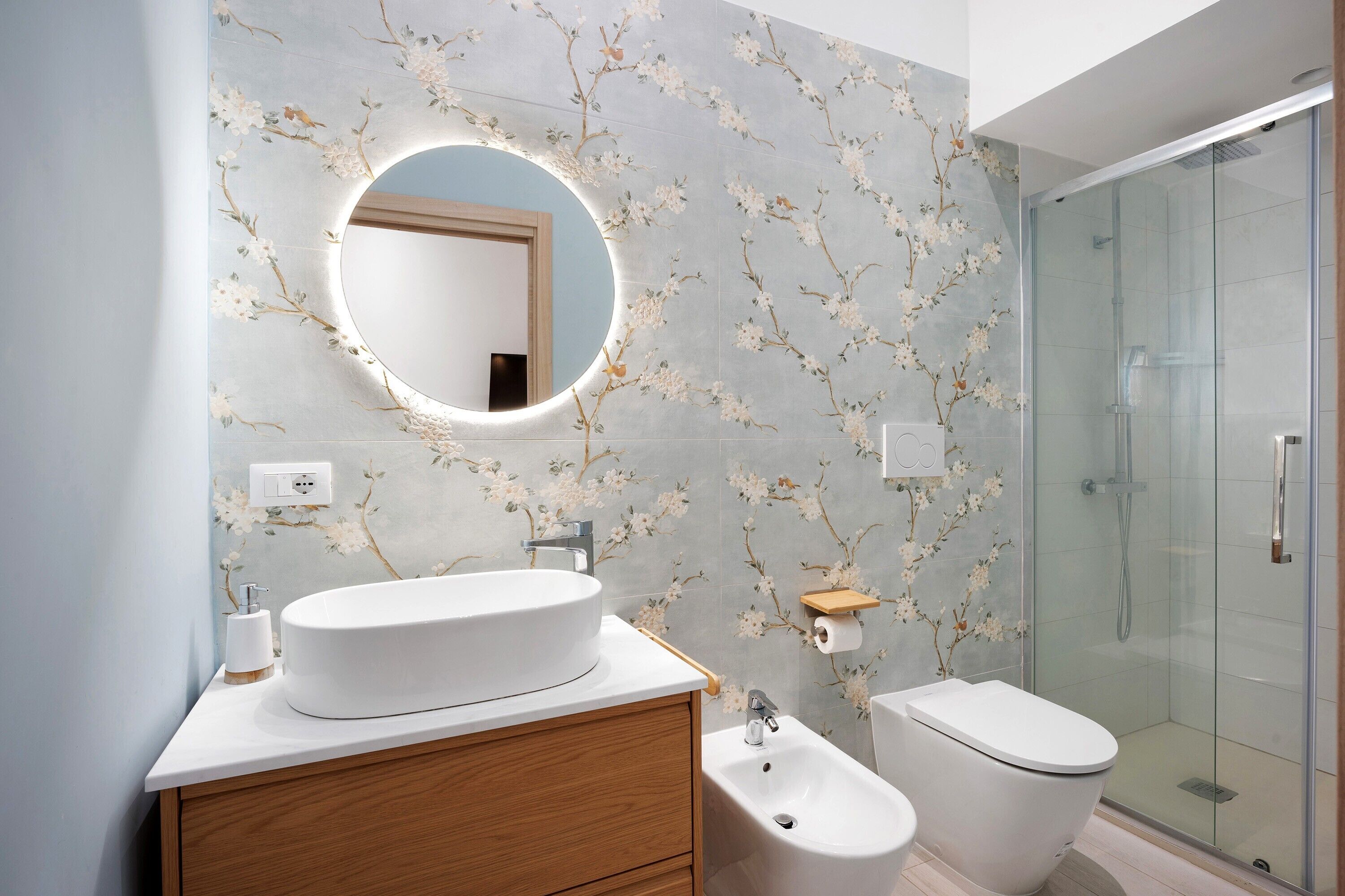 Chuveiro, secador de cabelo, toalhas de banho 