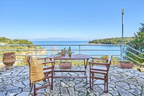 Outdoor dining - Studio Apartment 'Dolphin' with Sea View, Wi-Fi and Air Conditioning (Paxos)
