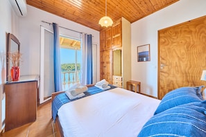2 bedrooms, iron/ironing board, free WiFi, bed sheets - Studio Apartment 'Dolphin Villa 1' with Sea View, Wi-Fi and Air Conditioning (Paxos)