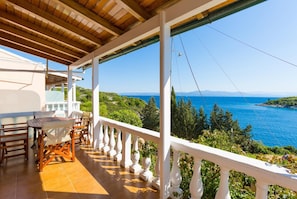 Outdoor dining - Studio Apartment 'Dolphin Villa 1' with Sea View, Wi-Fi and Air Conditioning (Paxos)