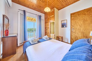 2 bedrooms, iron/ironing board, free WiFi, bed sheets - Studio Apartment 'Dolphin Villa 1' with Sea View, Wi-Fi and Air Conditioning (Paxos)